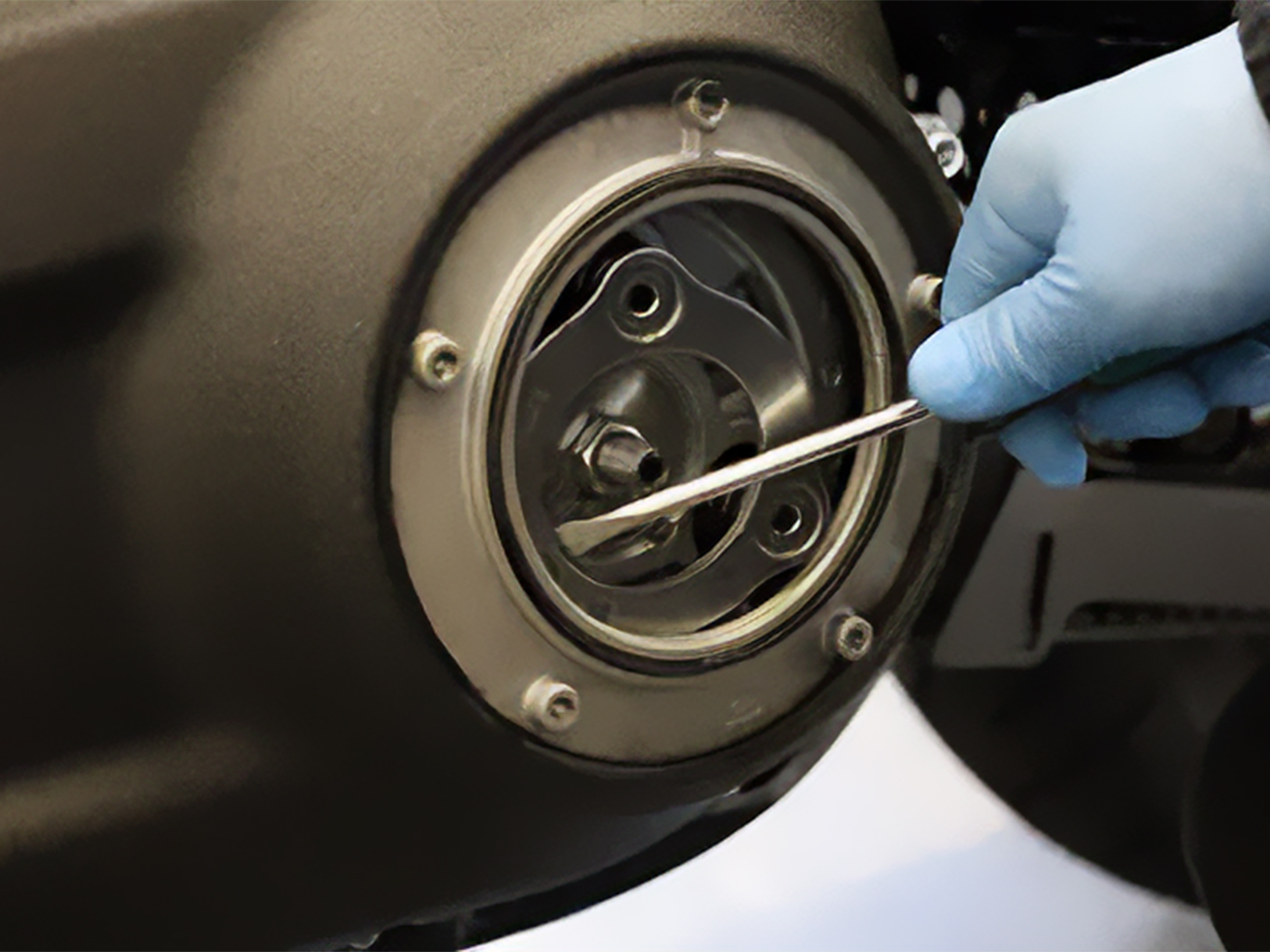 マイナスドライバーを使う