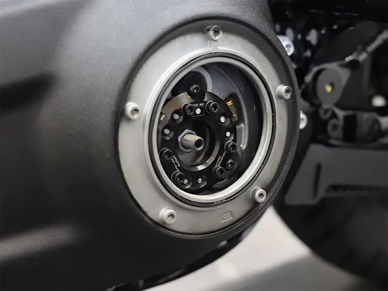 ボルト6本を規定トルクで締め付ける