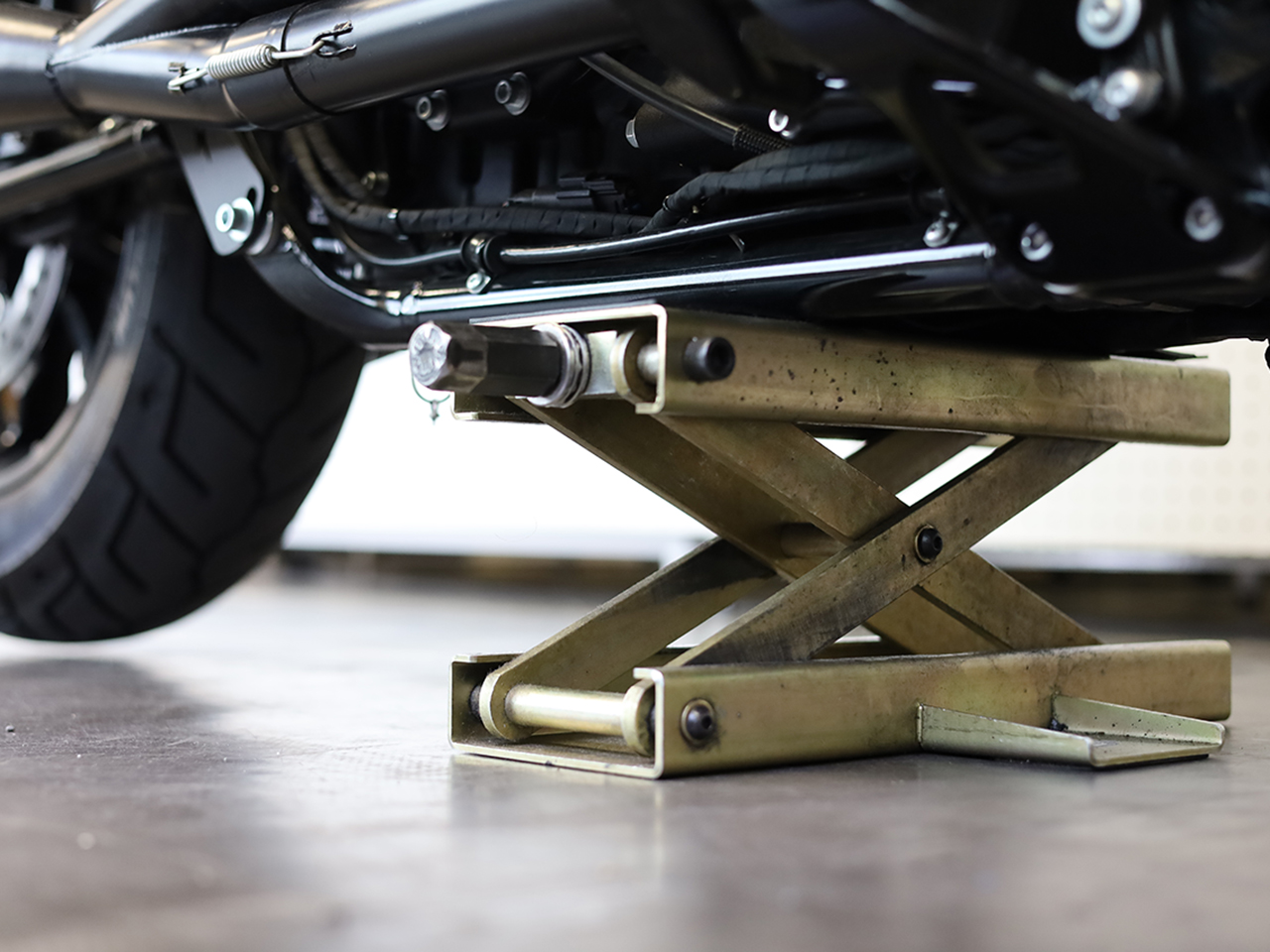 ジャッキアップするハーレー