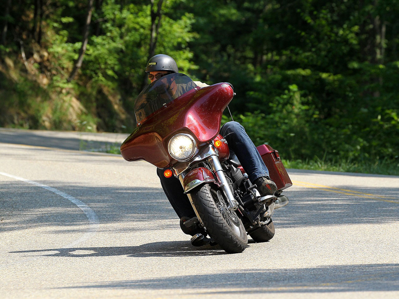 公道を走るハーレー