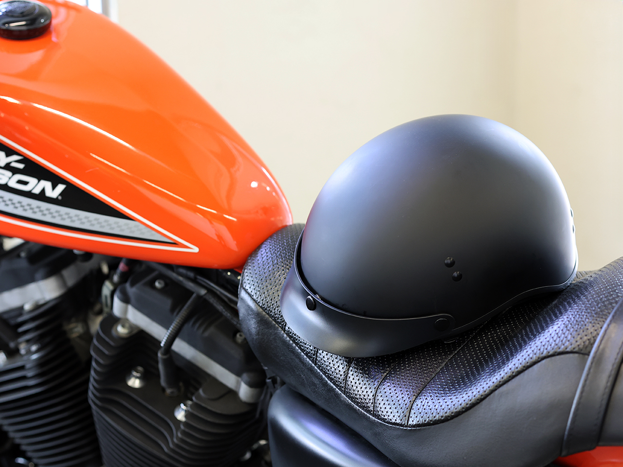 Z1Rハーフヘルメットとハーレー